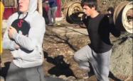 格鲁吉亚男子摔跤选手战胜劲敌